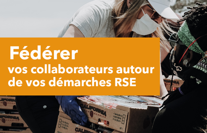 collaboratrices qui ramassent des déchets pour une action RSE de leur entreprise