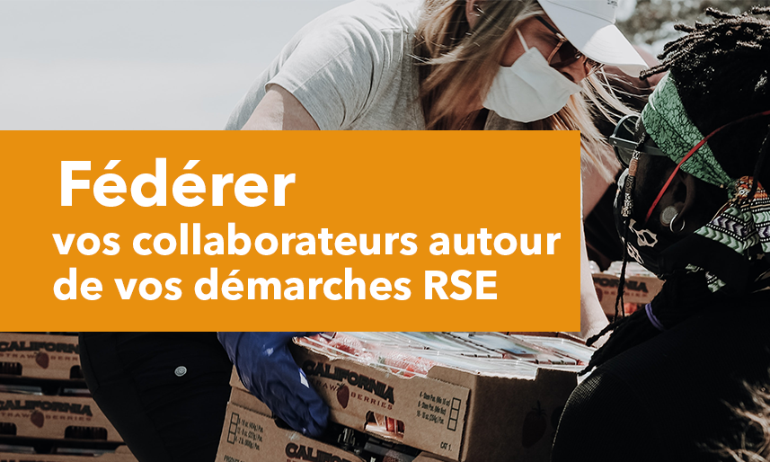 collaboratrices qui ramassent des déchets pour une action RSE de leur entreprise